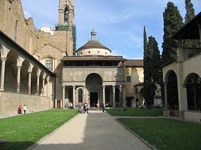 Capilla Pazzi (Florencia, 1441). Se ubica en el claustro de la Basílica de la Santa Croce ya que fue diseñada como sala capitular para los franciscanos de la comunidad del Monasterio de la Santa Cruz.