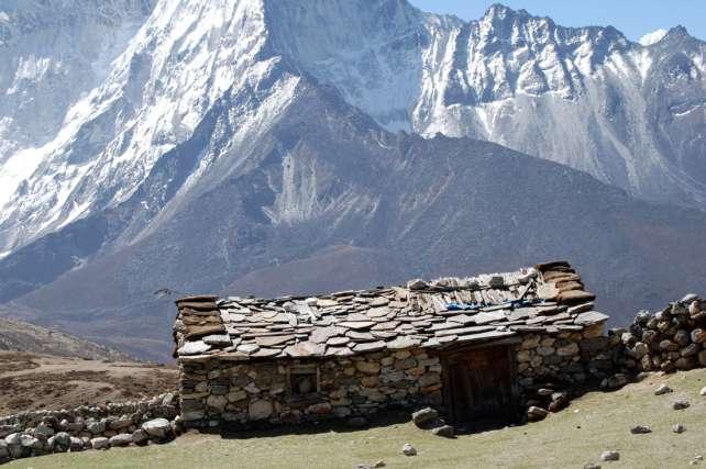 LOBUCHE (4.940 m) Lobuche (ó Lobuje) es un pequeño asentamiento cerca del Monte Everest, en la región de Khumbu en Nepal.