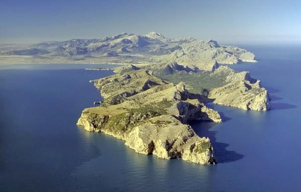 2.- O LITORAL DAS ILLAS a) As costas baleares son altas e recortadas nas áreas onde os relevos montañosos chegan ata o mar (norte de Mallorca e Menorca).