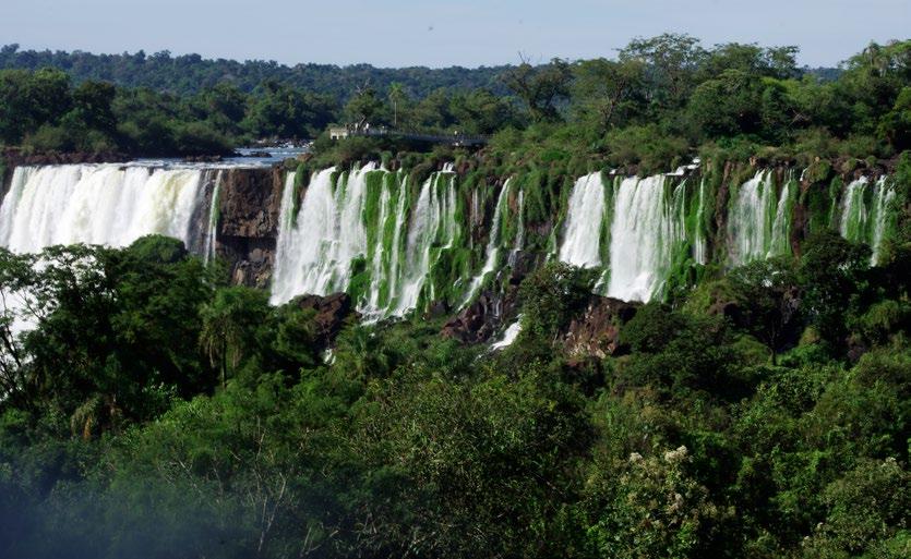 Salto San Martín en las Cataratas del Iguazú Con la conformación de este corredor ecoturístico que unirá a Los Esteros del Iberá con El Impenetrable, -Chaco-; El Bañado de la Estrella Formosa- e