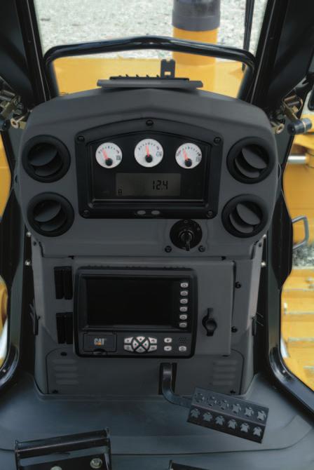 disminución de la velocidad del motor. Cuando el pedal se pisa más allá del tope, los frenos de servicio se conectan. Control de la hoja topadora.