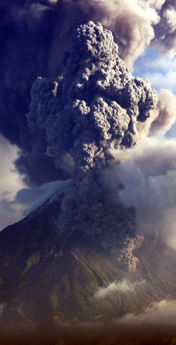 Fenómenos volcánicos: flujos piroclásticos Son mezclas muy calientes (> 200 C) de gases, ceniza y fragmentos de roca que descienden por los flancos del volcán a gran velocidad (> 100 km/h) alcanzando