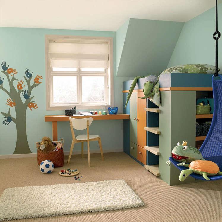 esta habitación infantil con varias degradaciones del verde y toques