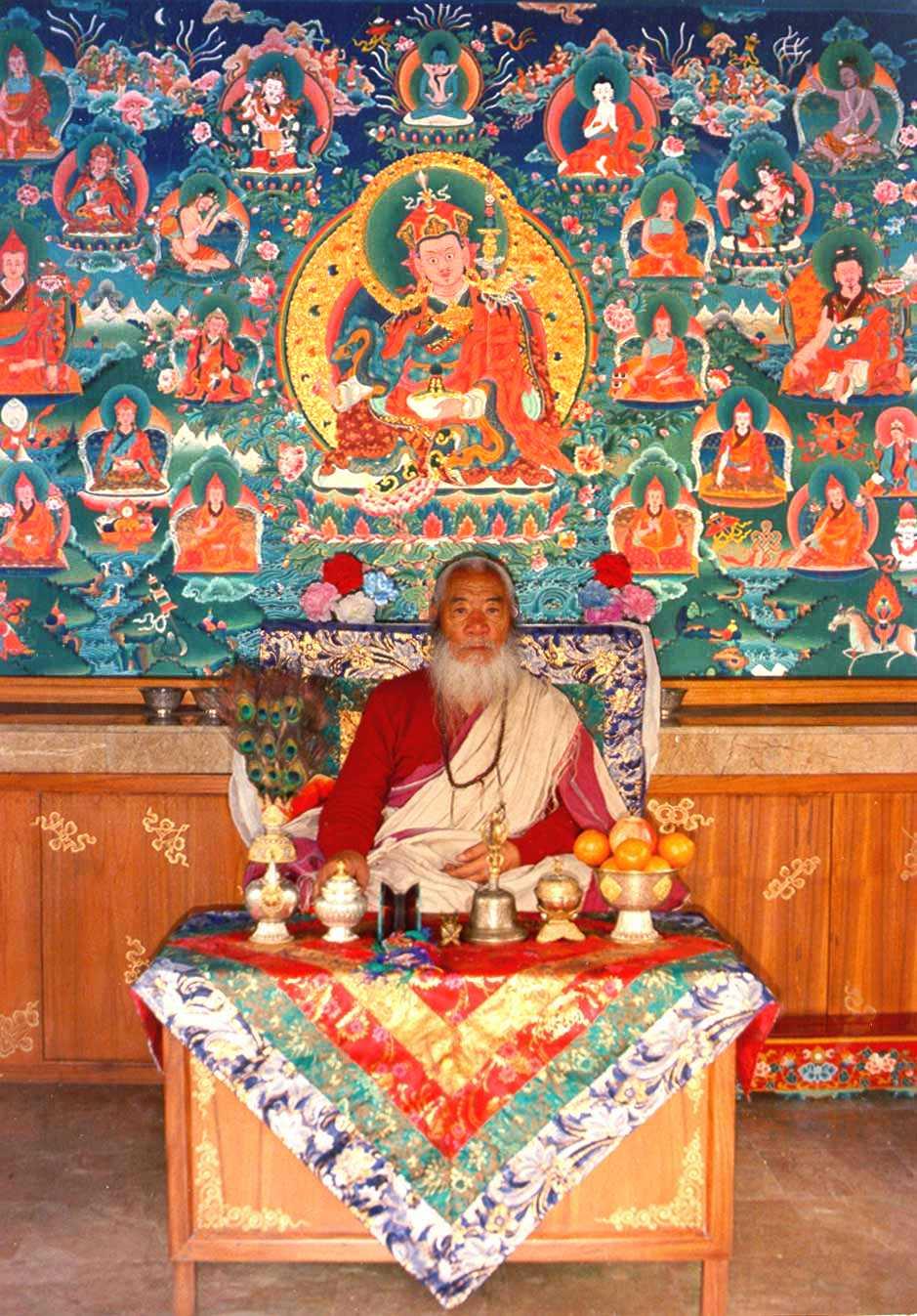 Al cumplir 22 años, Namkha Nyida Dorje hizo una pausa en sus estudios para realizar algunos retiros tradicionales en Índia, bajo las directrices de su Maestro Raíz, el Gran Maestro de Dzogchen, Su