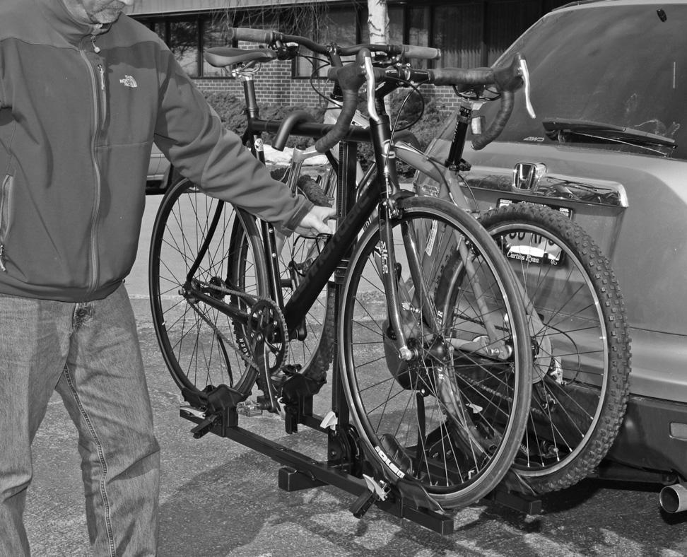 9 LOADING BICYCLE / CHARGEMENT DES VÉLOS / CARGA DE LA BICICLETA b a With bikes unloaded, rotate upright assembly into down position.