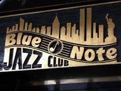 Otro bar temático que ofrece jazz en vivo es Blue Note en la ciudad de Nueva York. Su nombre remite a un sello discográfico de jazz llamado Blue Note Records.