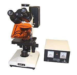 Microscopio trinocular "Arcano" L 1201 BYL para inmunofluorescencia.
