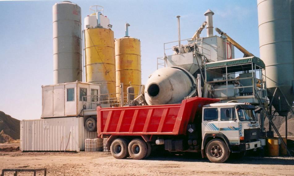 Hormigón Trabajable y Uniforme 33 PLANTAS ELABORADORAS: - Transporte a obra de mezcla terminada (camiones volcadores con / sin