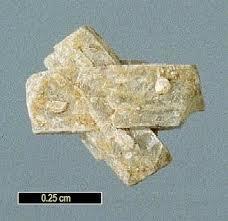 Plagioclasa (Na,Ca)[Al(Al,Si)2SiO8] Habito: Cristales pseudoprismáticos tabulares. Con escasas caras a menudo maclados.