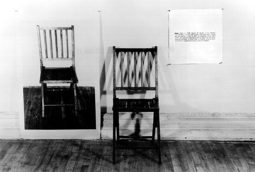 Una y tres sillas Esta obra consiste en una silla plegable de madera, una fotografía de la silla y una ampliación fotográfica de la definición de silla extraída del diccionario.