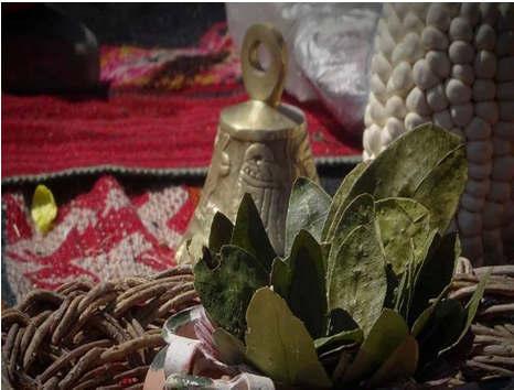 Ceremonia de Ofrenda a la Pachamama invocando a los apus tutelares a través del kintu y la sagrada hoja de coca.