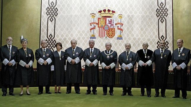 La Constitución se fundamenta en la indisoluble unidad de España, patria común e indivisible de todos los españoles, y reconoce y garantiza el derecho a la autonomía de las nacionalidades y regiones