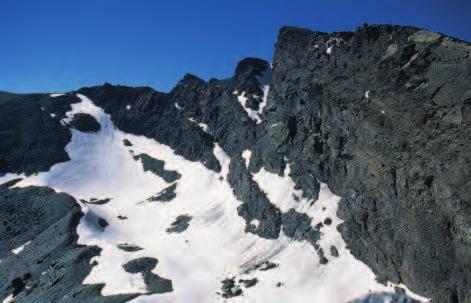Su forma alargada, con más de 9 km de longitud, se extiende por la cara sur, desde las cumbres hasta alcanzar una cota de 2500 metros, altitud a partir de la cual empezaron a fundirse los hielos.