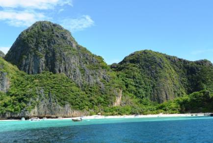 Aquí descubriremos la isla de Kho Tapu, más conocida como James Bond Island, famosa por el rodaje de la película de James Bond «El hombre de la pistola de oro» en el año 1974, protagonizada por