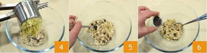 Agregamos el puré de plátano al muesli(4) y mezclamos el compuesto con una cuchara(5).