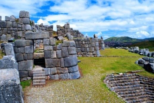 El templo principal del Sol conocido también como el "Qoricancha", "Sacsayhuaman" conocida como la cabeza del Puma en referencia a que la Ciudad de Cusco, tenía la forma de un Puma en tiempos Incas y