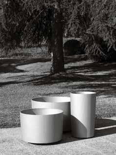 Casicilíndrica Gonzalo Milá, Martina Zink 2004 Planters with simple forms in three sizes to adorn urban paths and private