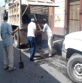 Bacheo en empedrado de calle Juárez esquina con Matamoros.