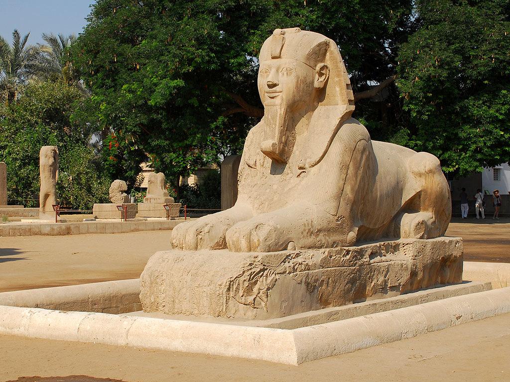 Por la tarde, visita de los templos de Luxor (dedicado al Dios del Sol, Amon-Ra) y Karnak, impresionante conjunto de