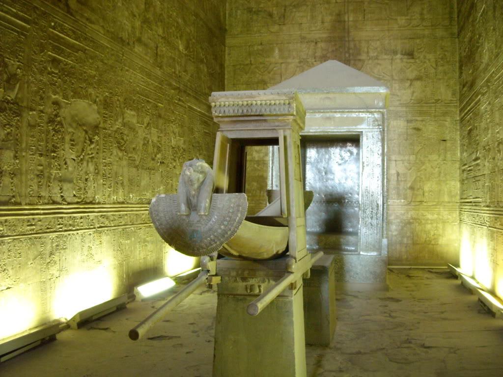 Día 5º: EDFU - KOM OMBO (Alojamiento y pensión completa a bordo) Llegada a Edfu y visita del Templo de Horus (Dios representado por un halcón), el cual fue en el pasado cubierto parcialmente por el