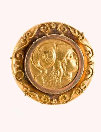 La reutilización de elementos numismáticos en joyas ha sido una constante a lo largo de los siglos, y todavía hoy, en un mundo donde la inmensa mayoría de las monedas se acuñan en metales baratos y