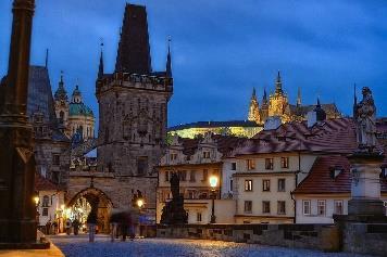 En Praga estaremos en los grandes puentes, famosa por sus increíbles pintores, el reloj astronómico, que es realmente impresionante y