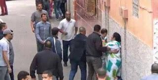 - Policías marroquíes de paisano golpean contra la pared, en una calle de El Aaiún, a una mujer de 30 años, causándole heridas en la cara, que participaba en una protesta pacífica contra la ocupación