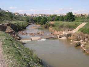 Plan hidrológico del río Aguas Vivas - 78 de 81 - a infraestructuras de riego y urbanas (Vinaceite), a obras de fábrica, y a vías de comunicación (Ctra. Vinaceite-Azaila).