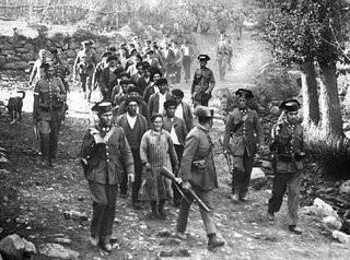 Mineros arrestados por su participación en la Revolución de Asturias. Manifiesto de Alfonso XIII a los españoles.
