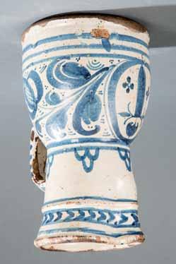 424 425 424 Jarro de cerámica esmaltada blanca y azul cobalto con la Cruz de la Orden de Santiago, Toledo, siglo XVI.