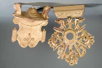 750 426 Plato de cerámica de Manises de reflejo metálico con decoración de castillo en el asiento, pp. siglo XX.