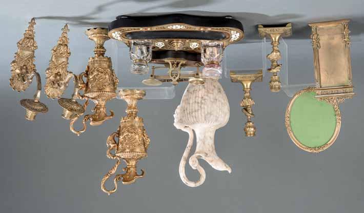 Con decoración de venera, hojas y antorchas. Medidas: 15 x 19 cm. Salida: 300 431 Pareja de jarras de bronce dorado, estilo Renacimiento, Francia, siglo XIX.