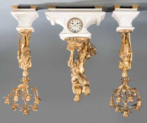 734 Guarnición francesa de reloj y candelabros de bronce dorado y mármol blanco, siglo XIX. Faltas.