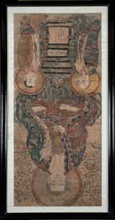 772 Buda Acompañado por Dos Santones pintura sobre pergamino,tibet, siglo XIX. Enmarcada. Medidas: 163 x 89 cm.