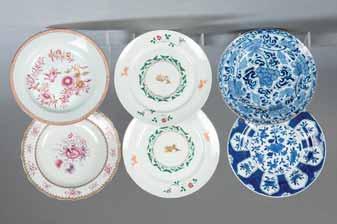 804 805 806 807 808 809 804 Dos platos acuencados de porcelana de Compañía de Indias, Familia Rosa, Dinastía Qing, época de Qienlong (1736-95). Ambos con decoración de ramilletes florales.