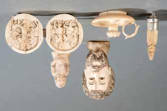819 820 818 821 822 823 818 Escenas de Caza en bola tallada en marfil, Dieppe, siglo XIX. Exterior reticulado. Medidas abierta: 6 x 12 cm.