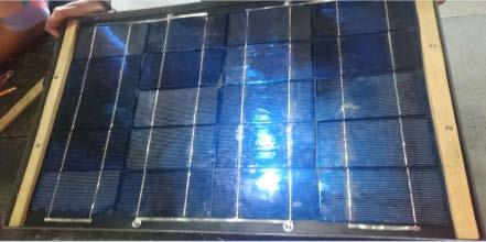Colocar y fijar el arreglo de células solares en la baquelita con cinta adhesiva doble cara 7.