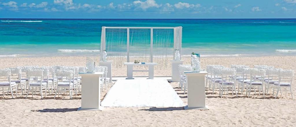 Banquete de Boda Banquete de boda privada con decoración elegante en Blanco y plateado disponible con cargo extra ($).