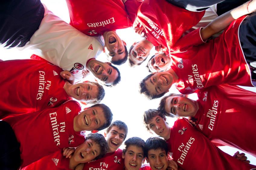 Programas de inglés English+ AC Milan Camp (11-17): aprende inglés entrenando a fútbol en un gran equipo con