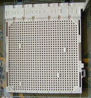 Socket de 940 pines, entre 0.80v y 1.55v, con un bus de 200Mhz y FSB de 800 y 1Ghz, soportando HyperTransport. Soporta módulos de memoria DDR, que es gestionada directamente por el procesador.