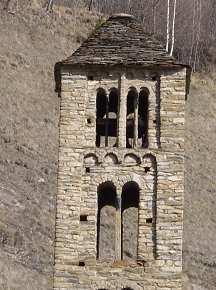 Diferentes tomas de las ventanas germinadas del campanario, obsérvese las del último piso son dobles únicas en Andorra.