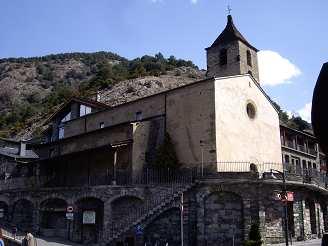 La iglesia está construida en época medieval, pero en su interior conserva la talla románica de la Virgen María, en
