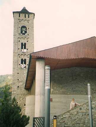 Imagen de la torre con el acceso a la iglesia dos detalles más de su torre De su interior del templo