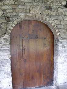 El acceso al templo se realiza mediante una puerta con arco de