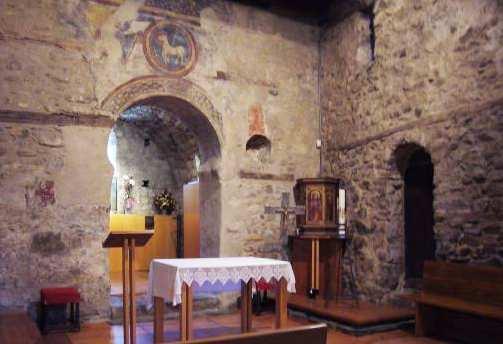 En el interior del templo conserva algunos restos de sus pinturas murales. 1-2) Interior del templo de Santa Coloma. Iglesia de San Vicenç de Enclar.