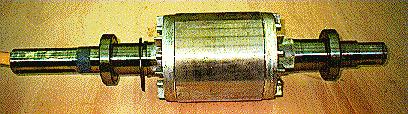 Ejercicio: se dispone de un motor asincrónico trifásico de 4 polos, calcular la velocidad de giro del campo magnético y del motor, para una frecuencia de 50 Hz y sabiendo por los datos técnicos que