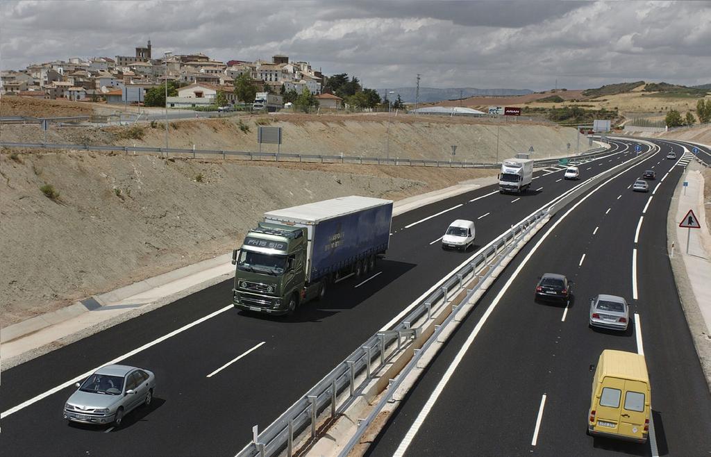 MEMORIA 2013 Tráfico y Departamento de Fomento Seguridad Vial 3 Durante el año 2013 se tomaron datos de tráfico en los diferentes puntos de las carreteras de la Comunidad Foral de Navarra y se