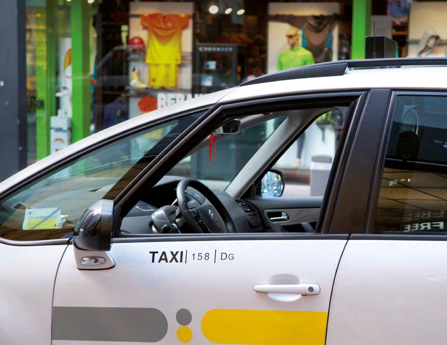 Es posible contratar un servicio privado de taxis para desplazarse a Andorra más libremente. Asociación de Taxistas de Andorra: Tel. (+376) 863 000 Centro de Reservas Taxi Exprés: Tel.