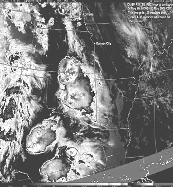 Programa satelital 255 Imagen térmica (1,5 nmi) del DMSP F-11 de fuertes tormentas sobre el la región Medio Oeste norteamericana. Tinker AFB reportó un tornado 25 minutos más tarde.