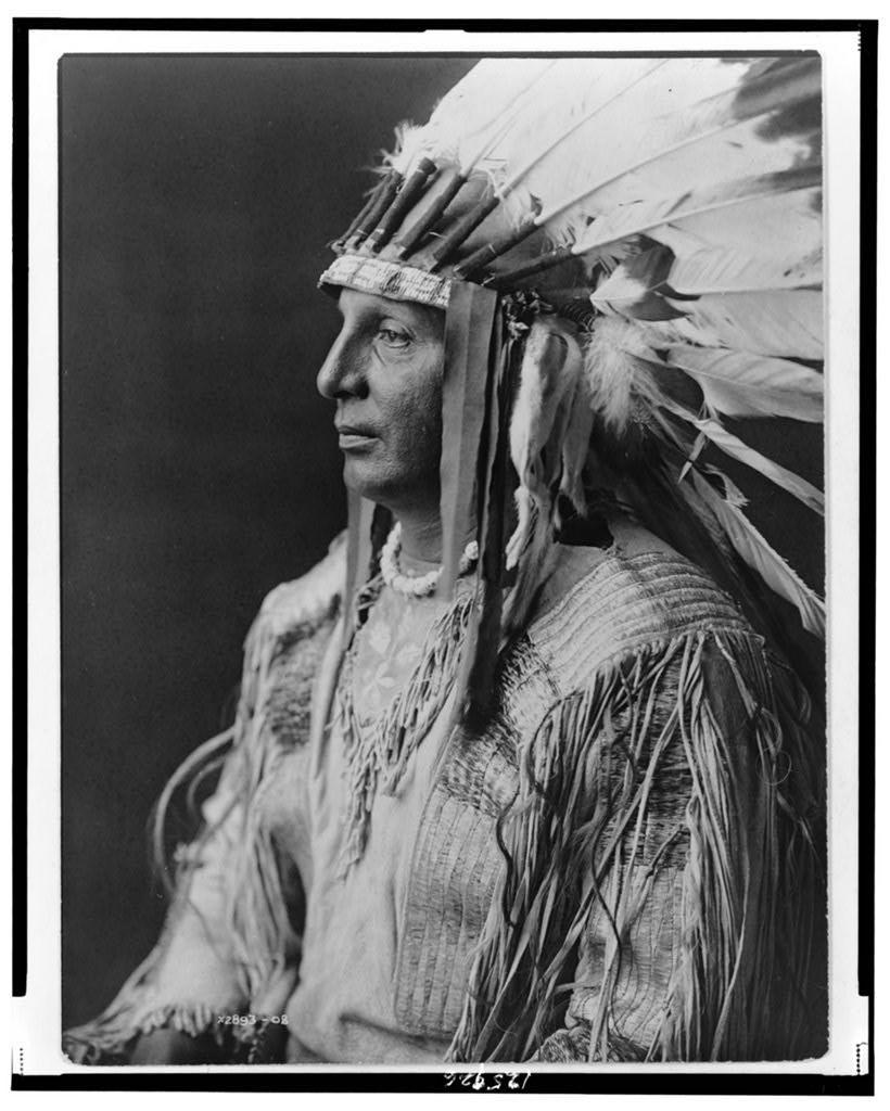White Shield (1908) Escudo blanco En 1895 fotografía a la Princesa Angeline, hija del jefe indio Sealth. Poco a poco y entre otros temas, va haciendo fotos de los indios.